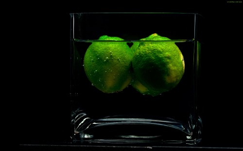 Image clear drinking glass with sliced lime