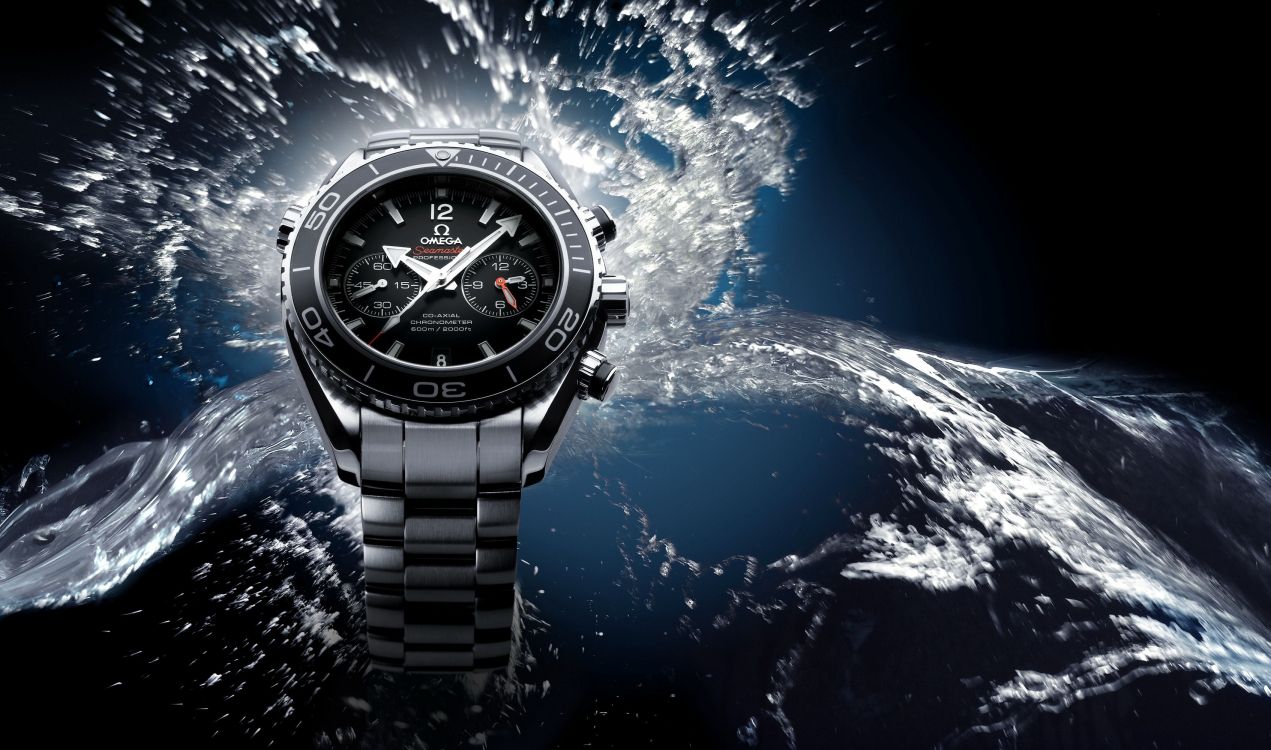 Silver Link Bracelet Round Analog Watch. Wallpaper in 3390x2000 Resolution