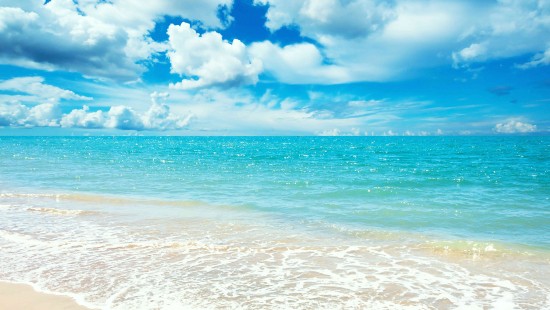 Image blue sea under blue sky and white clouds during daytime