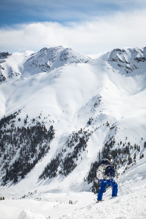Persona Montando en Esquí de Nieve en Montañas Cubiertas de Nieve Durante el Día. Wallpaper in 3840x5760 Resolution