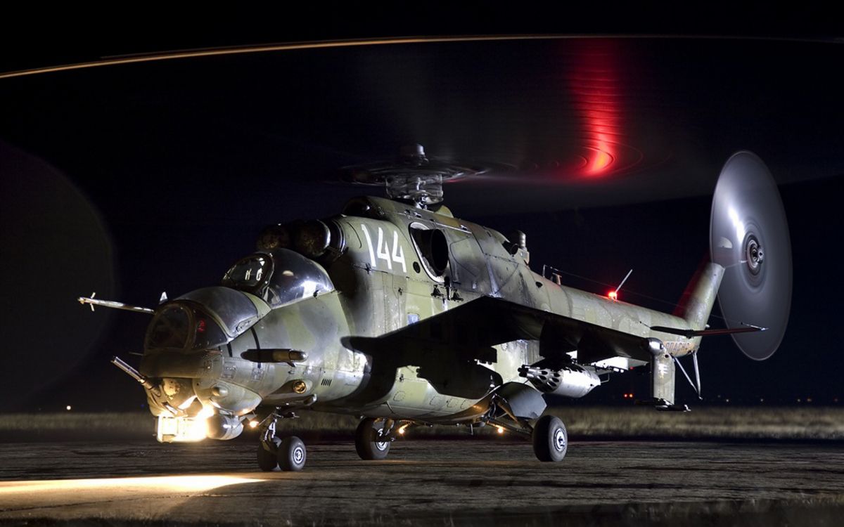 Graues Kampfflugzeug Auf Der Straße. Wallpaper in 1920x1200 Resolution