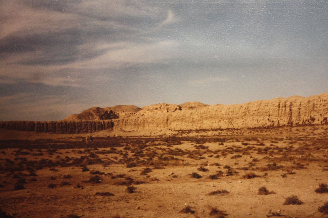 Montagne Brune Sous Ciel Gris. Wallpaper in 3088x2056 Resolution