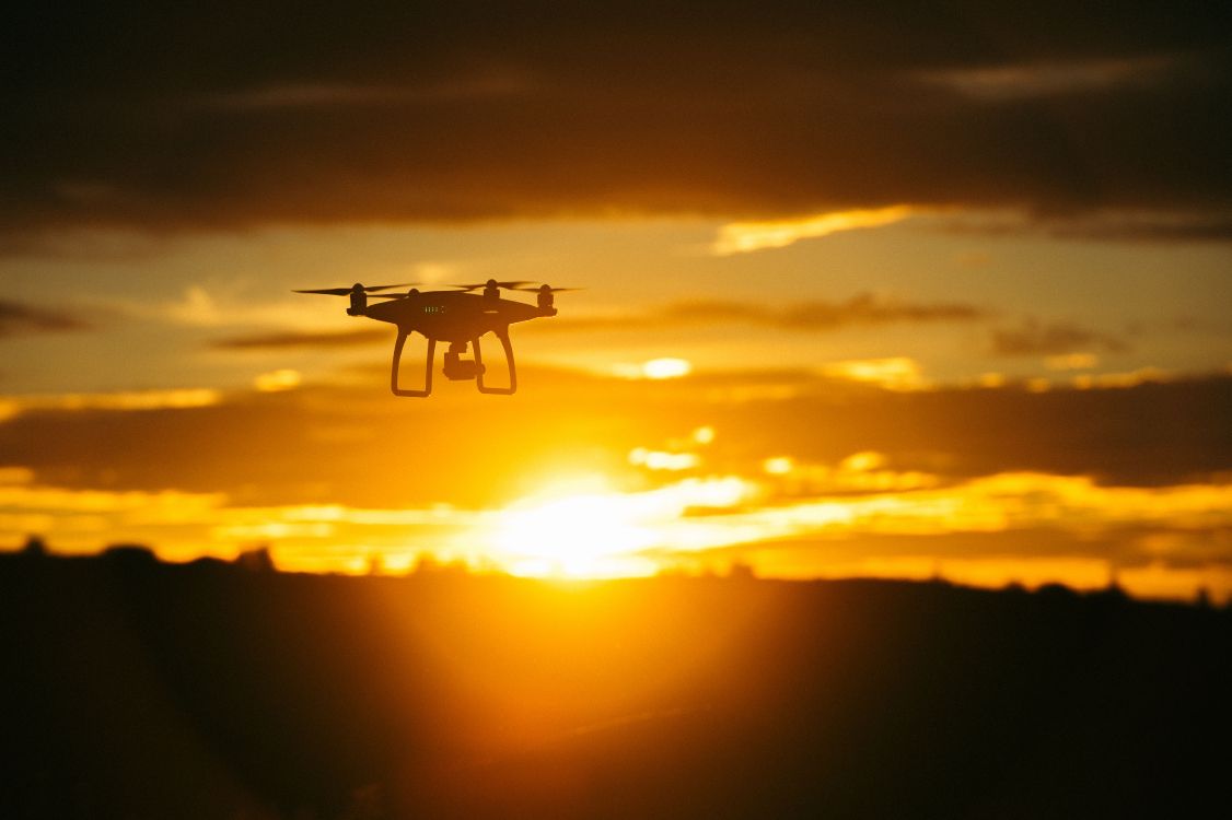 Drone Blanco Volando Durante la Puesta de Sol. Wallpaper in 4928x3280 Resolution