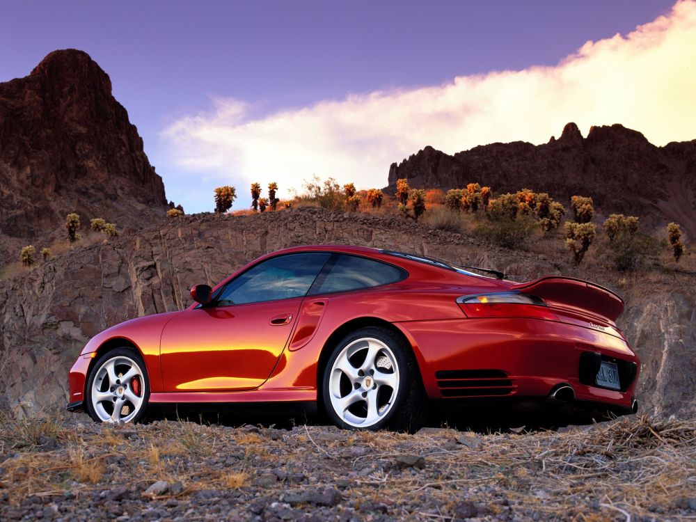 Ferrari 458 Italia Rojo en Brown Rocky Mountain Durante el Día. Wallpaper in 2048x1536 Resolution
