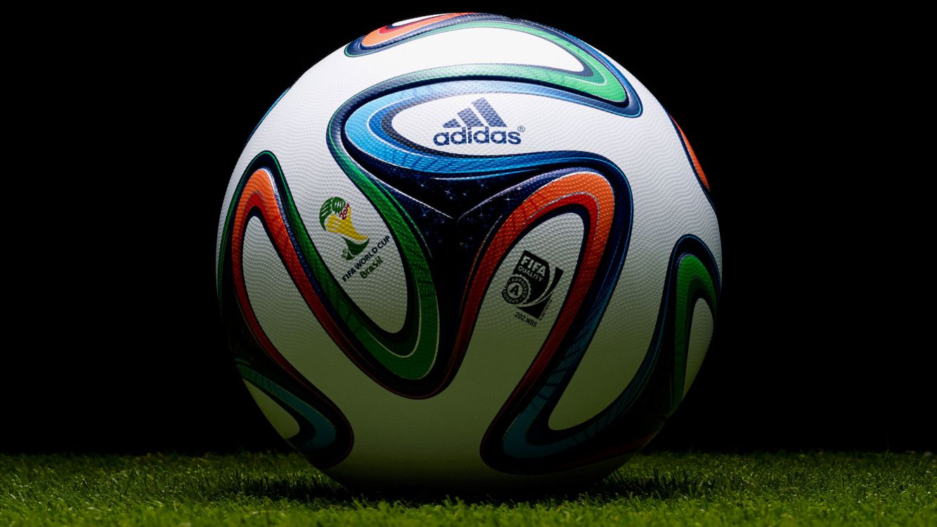 Ballon de Football Nike Blanc Vert et Noir. Wallpaper in 2560x1440 Resolution