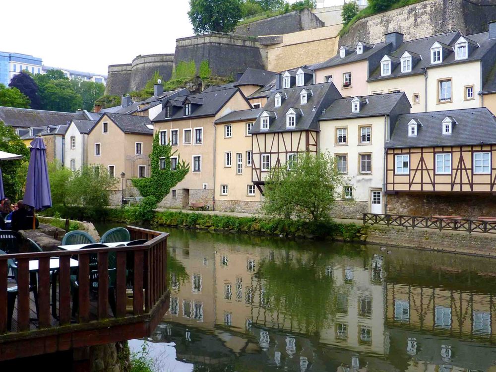 Braunes Betongebäude am Fluss Tagsüber. Wallpaper in 2560x1920 Resolution