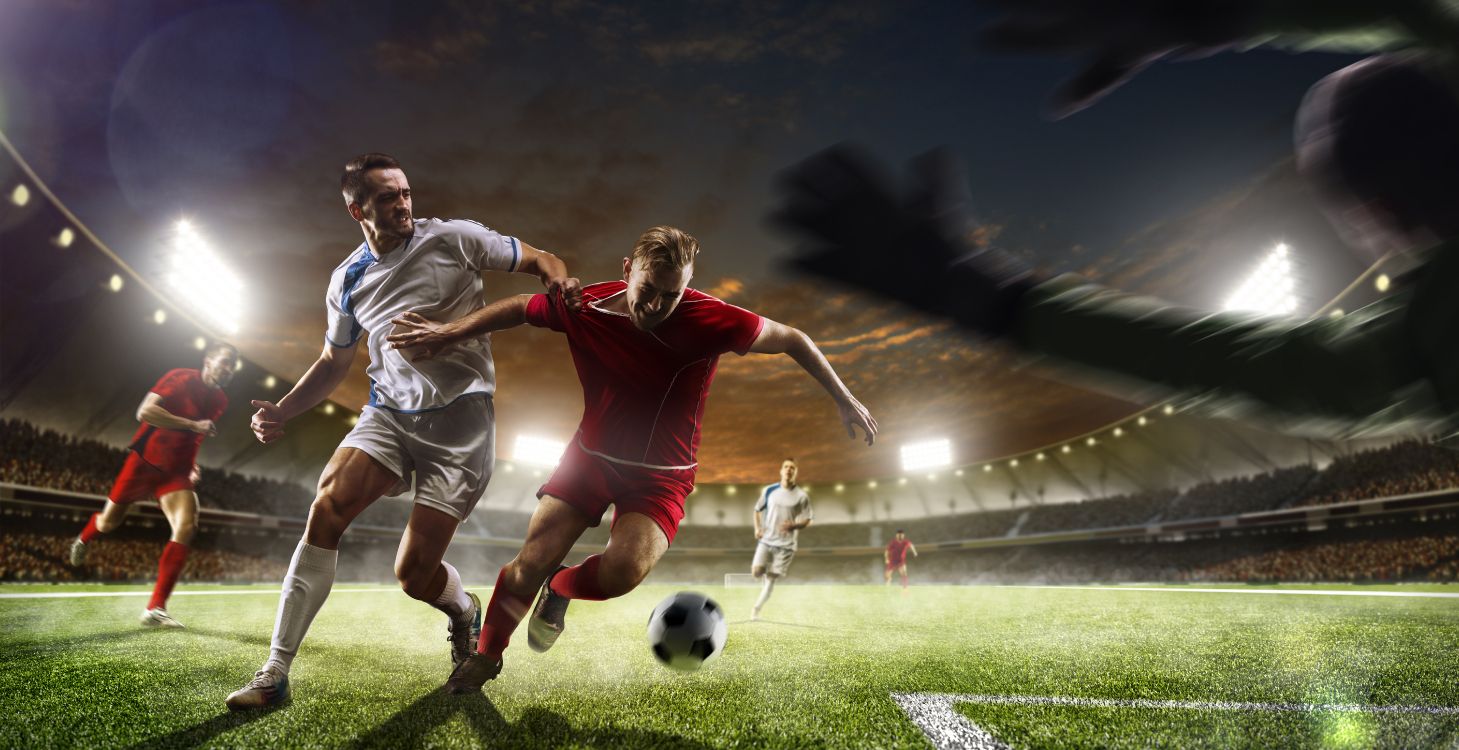 2 Männer Spielen Nachts Fußball Auf Grünem Rasen. Wallpaper in 7200x3700 Resolution