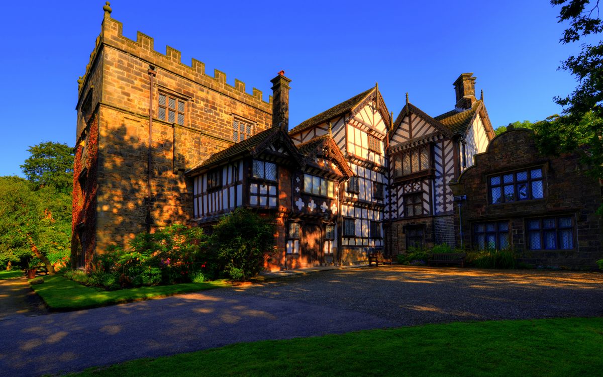 Braunes Und Schwarzes Betongebäude in Der Nähe Von Grünen Bäumen Tagsüber. Wallpaper in 2880x1800 Resolution