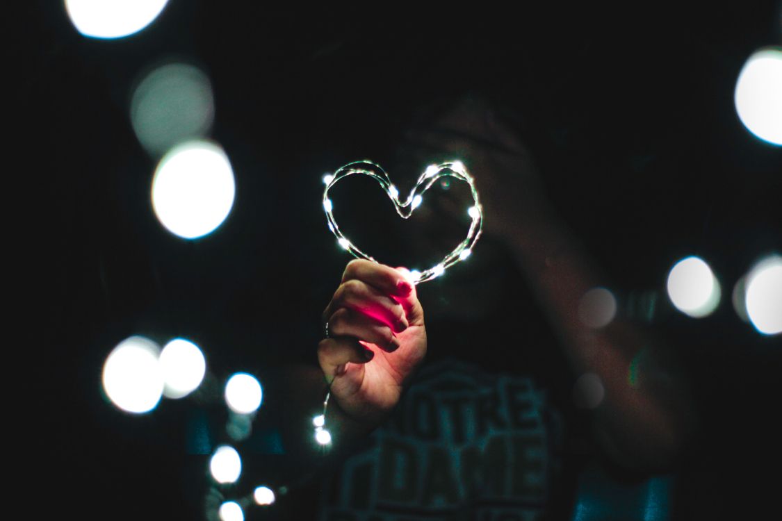 Personne Tenant Une Bague en Argent en Forme de Coeur. Wallpaper in 5184x3456 Resolution