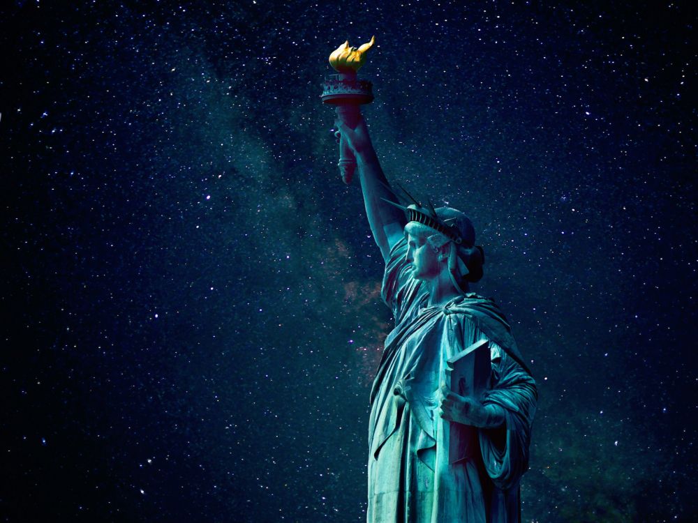 Femme en Robe Verte Avec Feux Verts. Wallpaper in 2048x1536 Resolution