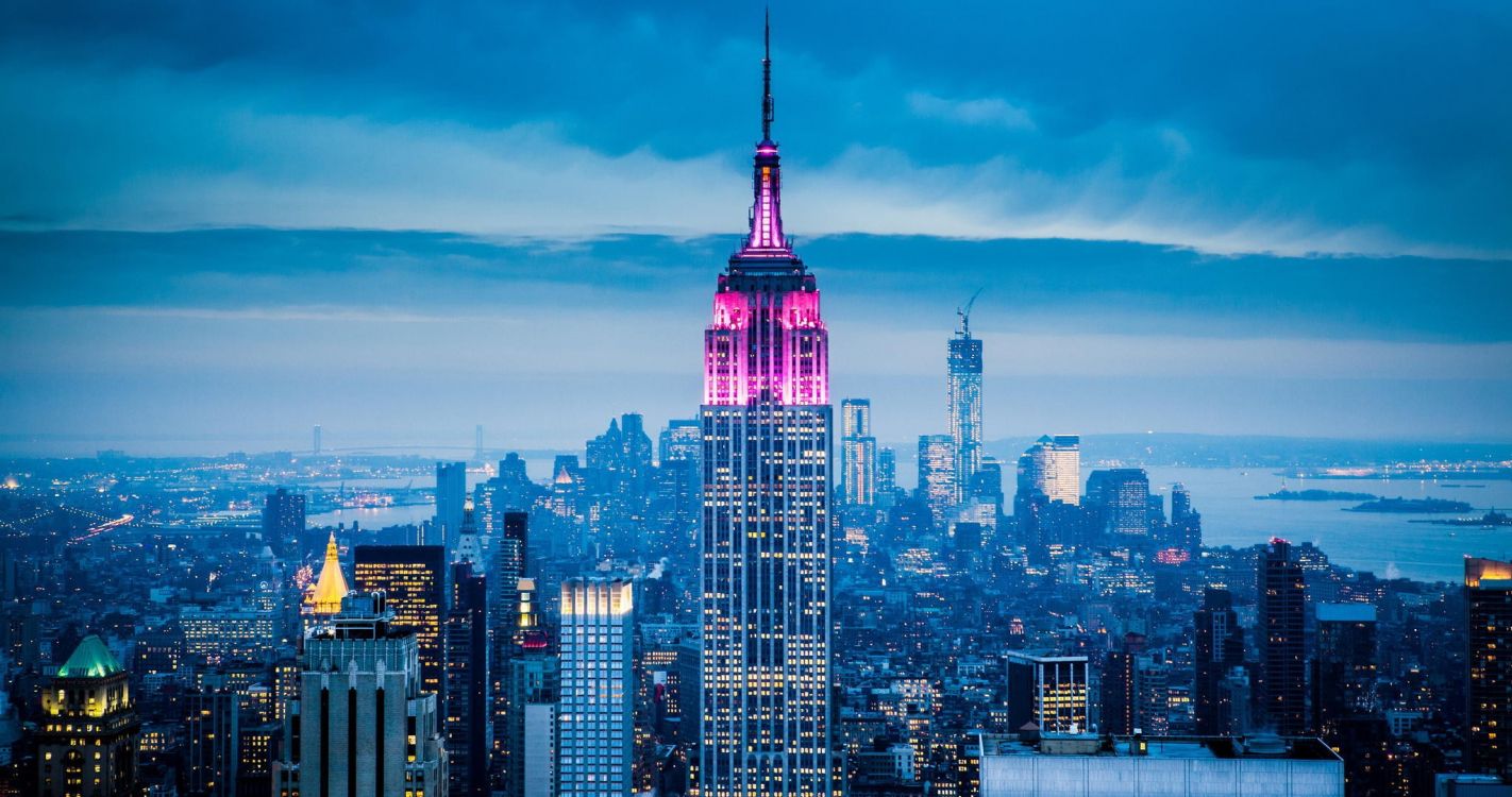 Immeuble de Grande Hauteur Pendant la Nuit. Wallpaper in 4096x2160 Resolution