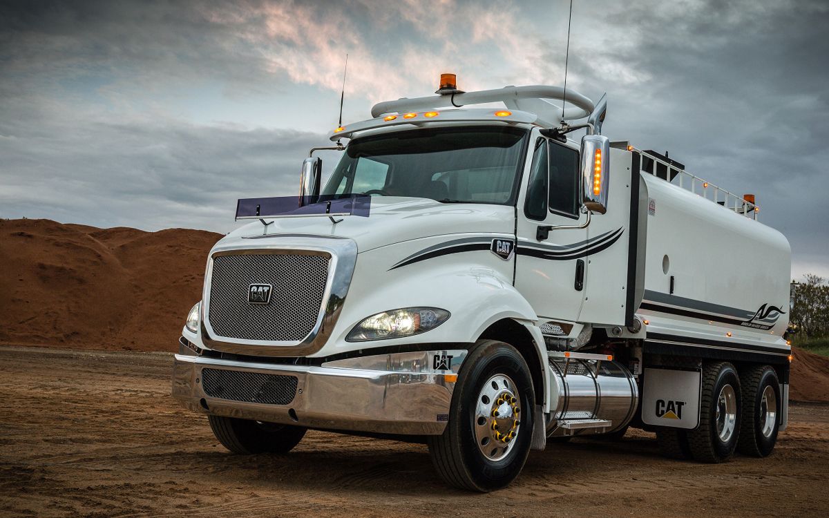 Camion Blanc Sur Terre Brune Sous Des Nuages Blancs Pendant la Journée. Wallpaper in 2560x1600 Resolution