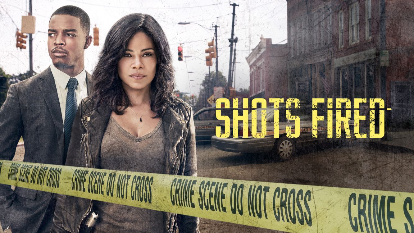 Mujer en Camiseta Sin Mangas Gris de Pie Junto a la Valla de Madera Verde. Wallpaper in 3840x2160 Resolution