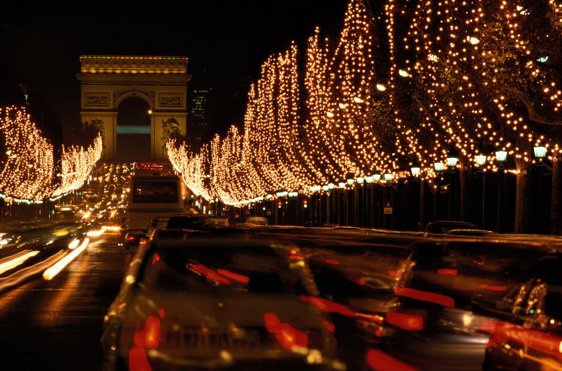 Autos Auf Der Straße in Der Nähe Eines Beleuchteten Gebäudes Während Der Nacht. Wallpaper in 2048x1352 Resolution
