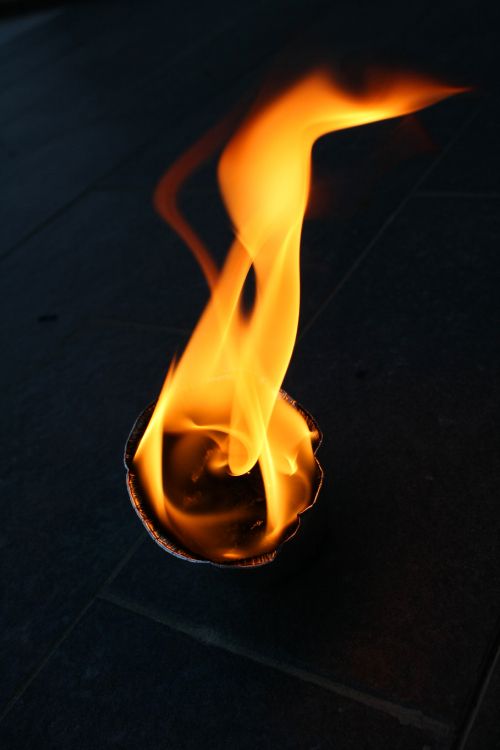 Fuego en Piso de Concreto Negro. Wallpaper in 2592x3888 Resolution