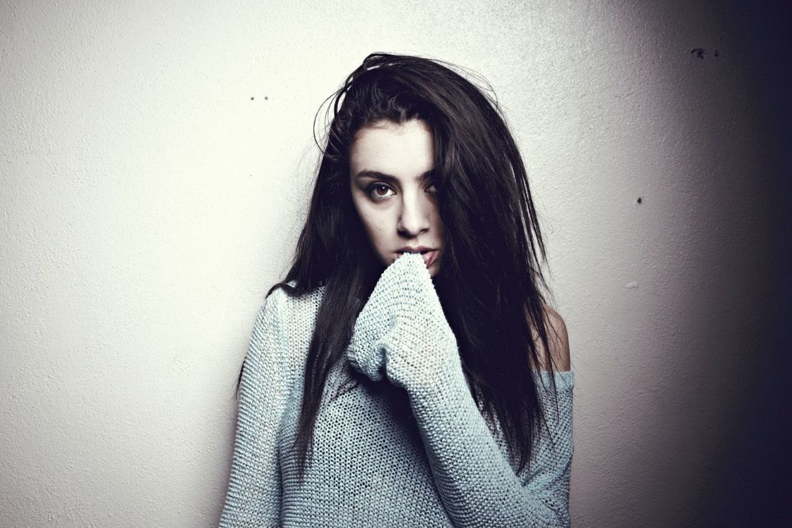 Charli Xcx, Haar, Gesicht, Wei, Schwarz. Wallpaper in 1920x1280 Resolution