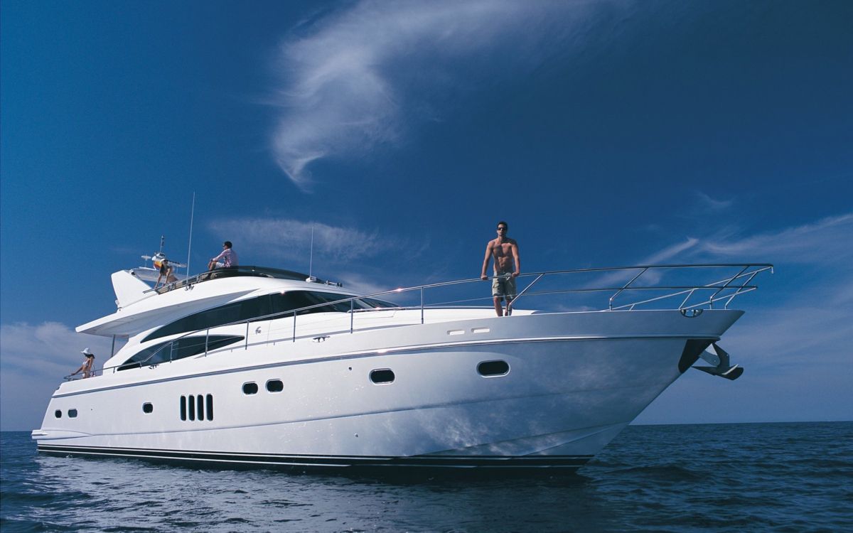 Mujer Con Camisa Roja de Pie en Barco Blanco Bajo un Cielo Azul Durante el Día. Wallpaper in 2880x1800 Resolution