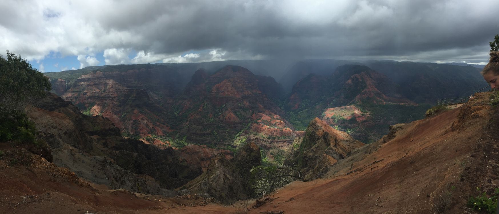 Braune Und Grüne Berge Unter Bewölktem Himmel Tagsüber. Wallpaper in 6842x2936 Resolution