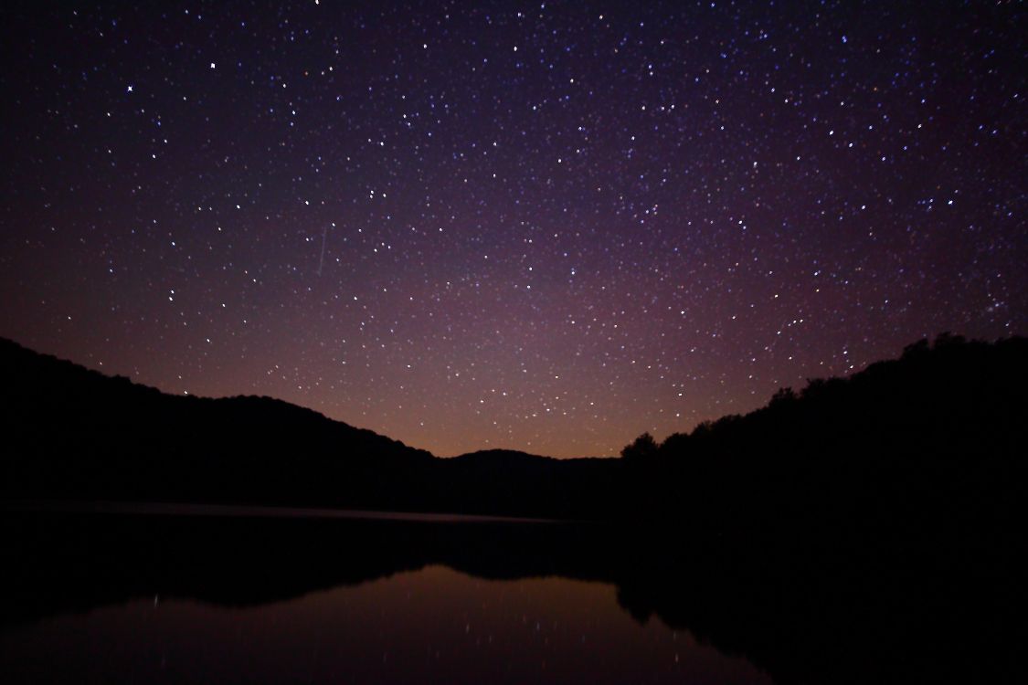 Silhouette de Montagne Près D'un Plan D'eau Pendant la Nuit. Wallpaper in 5616x3744 Resolution