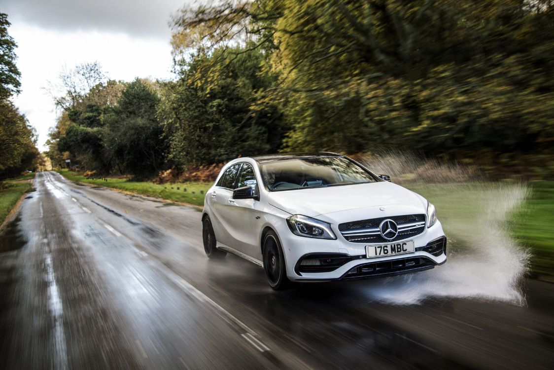Mercedes Benz Berline Blanche Sur Route Pendant la Journée. Wallpaper in 4096x2731 Resolution