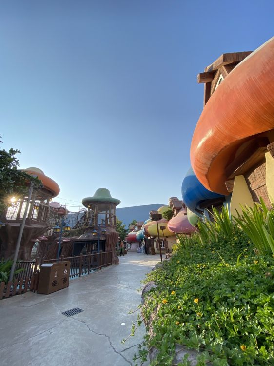 Agua, Turismo, Inmueble, Arbusto, Jardin. Wallpaper in 1536x2048 Resolution