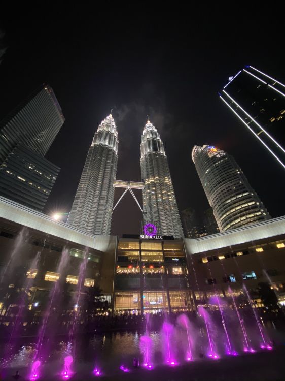 Las Torres Petronas, Kuala Lumpur, Malasia, Torre de Bloques, Urbe. Wallpaper in 1536x2048 Resolution