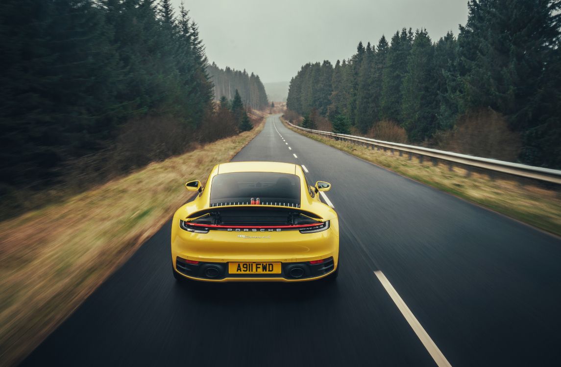 Porsche 911 Amarillo en la Carretera Durante el Día. Wallpaper in 5703x3735 Resolution