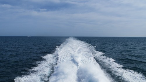 Image ocean waves under white clouds during daytime