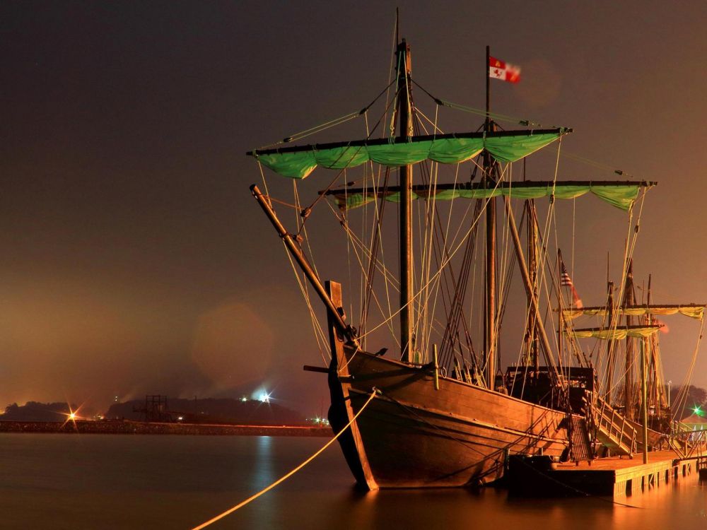 Voilier Marron et Vert en Mer Pendant la Nuit. Wallpaper in 2560x1920 Resolution