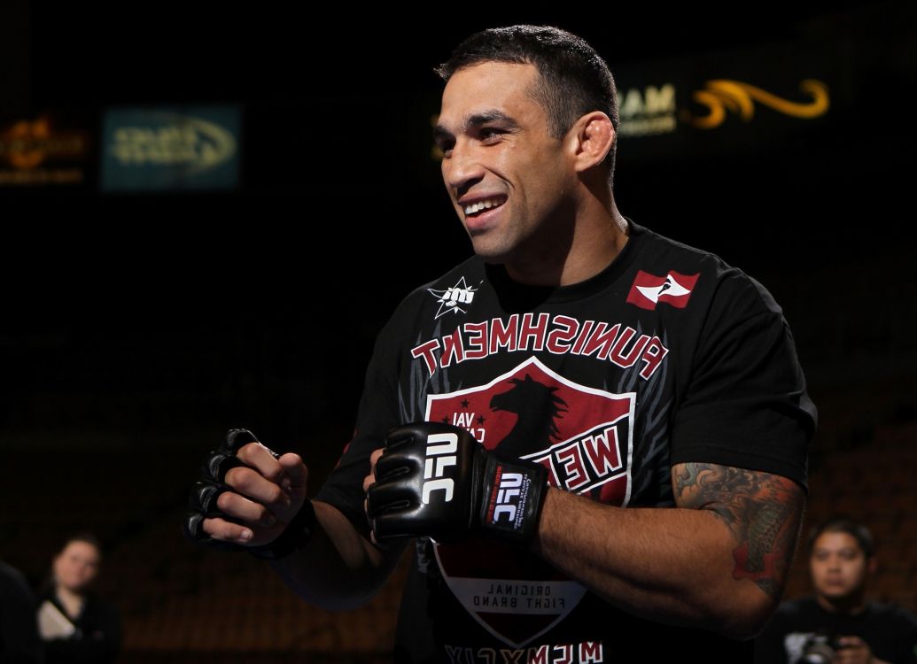 Homme en T-shirt Ras du Cou Noir et Blanc Tenant Des Gants Nike Noirs et Blancs. Wallpaper in 2100x1521 Resolution