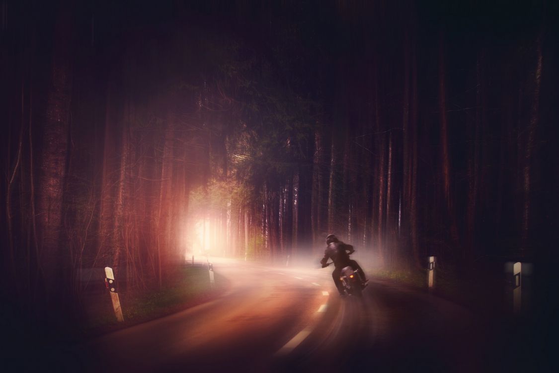 Personne à Moto Sur Route Pendant la Nuit. Wallpaper in 2048x1365 Resolution