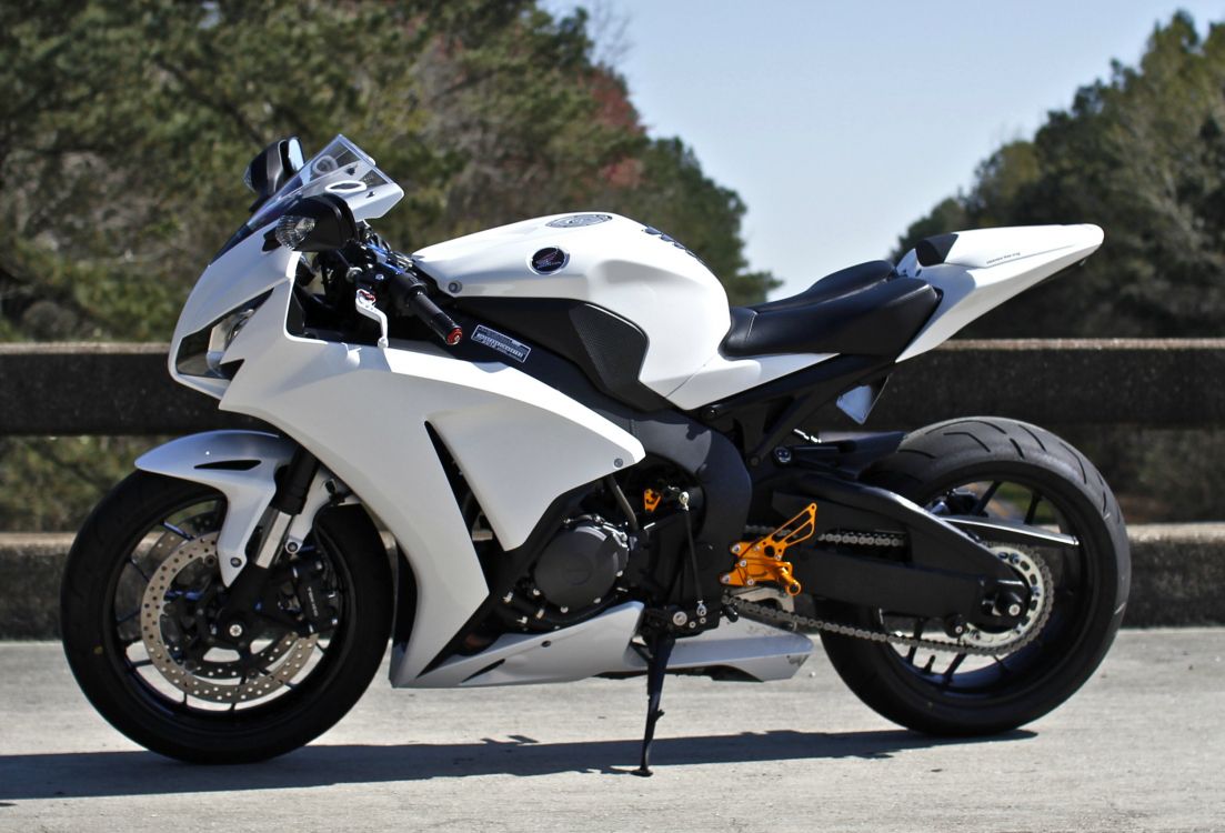 White and Black Sports Bike on Gray Concrete Road During Daytime. Wallpaper in 2511x1706 Resolution