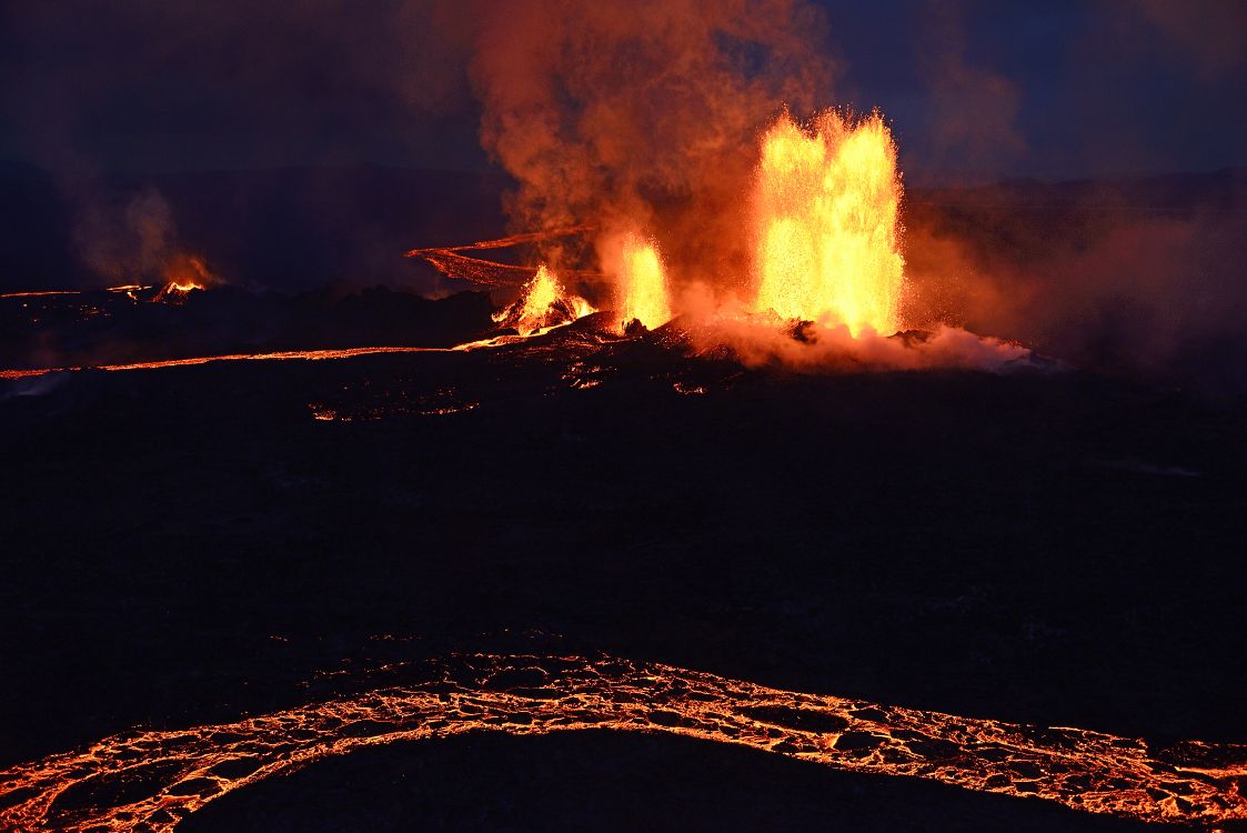 Feuer Mitten Auf Dem Feld. Wallpaper in 3543x2365 Resolution
