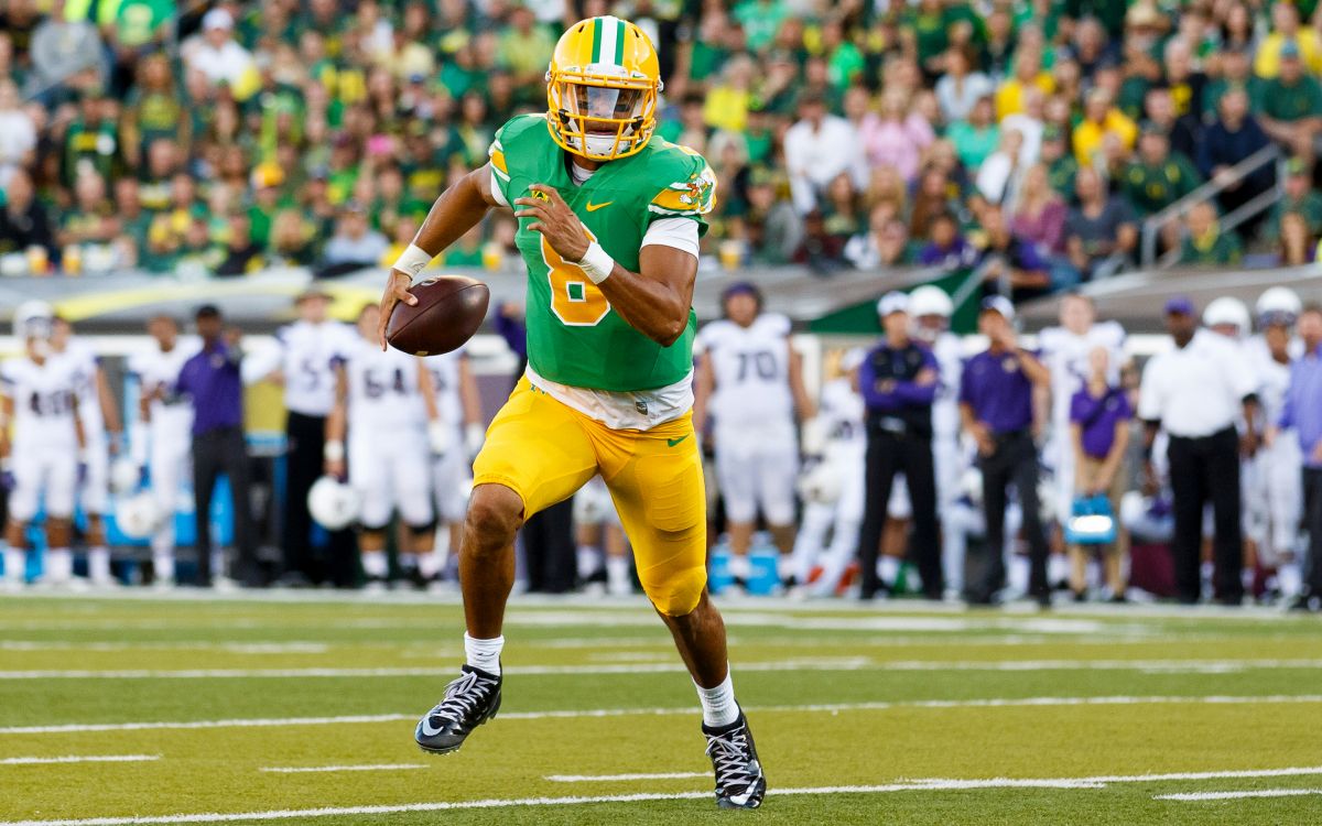 Joueur de Football en Maillot Jaune et Short Bleu S'exécutant Sur le Terrain Pendant la Journée. Wallpaper in 2880x1800 Resolution