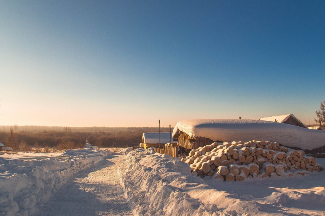 Clôture en Bois Brun Sur le Sol Couvert de Neige Pendant la Journée. Wallpaper in 2560x1706 Resolution