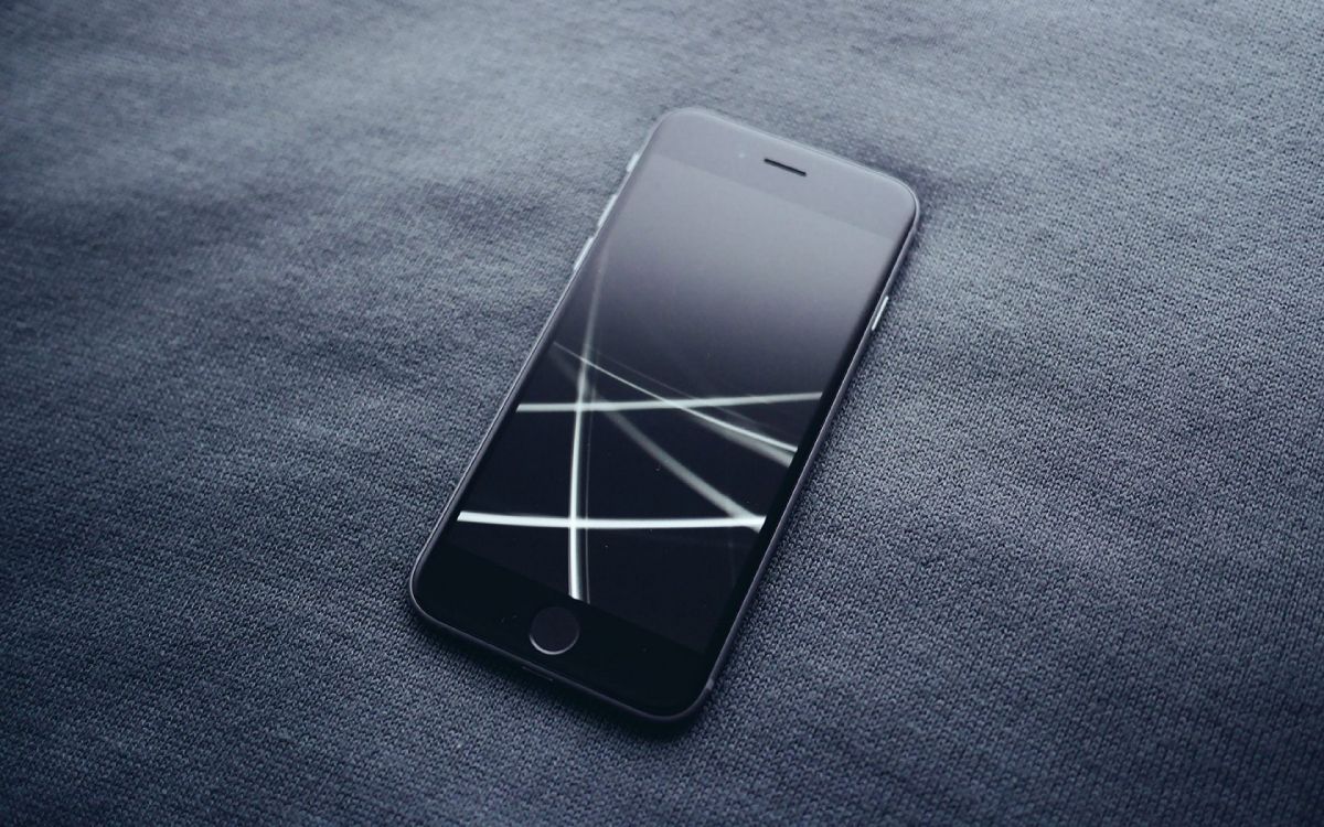 Weißes Iphone 5 c Auf Schwarzem Textil. Wallpaper in 3840x2400 Resolution