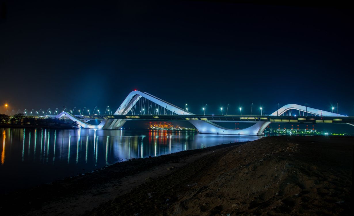 Pont Blanc Au-dessus D'un Plan D'eau Pendant la Nuit. Wallpaper in 6031x3676 Resolution