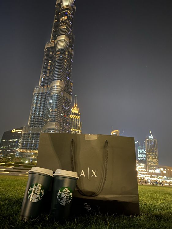 Dubaï, Burj Khalifa, Starbucks, Gratte-ciel, Nuit. Wallpaper in 1536x2048 Resolution