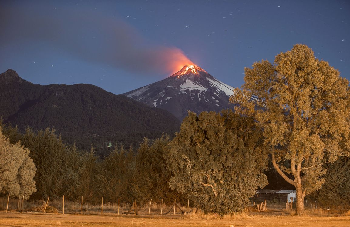 Grüne Bäume in Der Nähe Des Berges Unter Blauem Himmel Tagsüber. Wallpaper in 2802x1820 Resolution