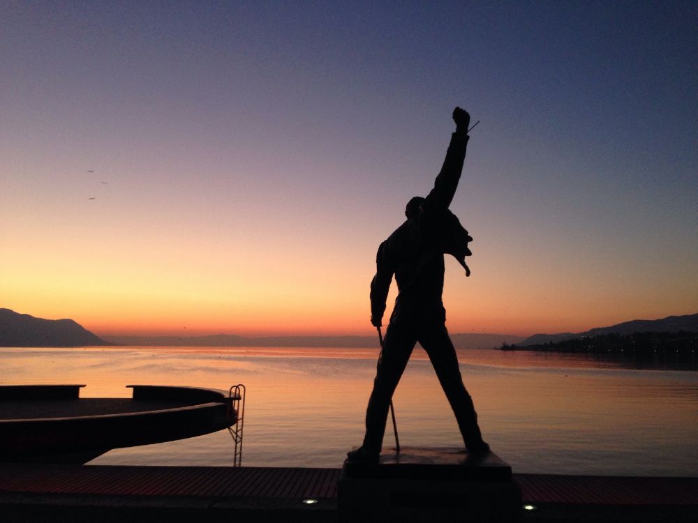 Statue de Freddie Mercury, Queen, Silhouette, Statue, Lever. Wallpaper in 2560x1920 Resolution