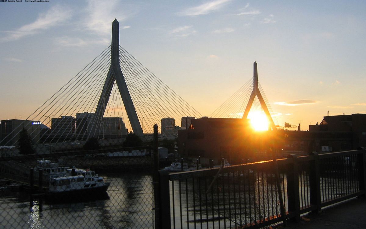 Weißes Schiff Auf Dem Meer in Der Nähe Der Brücke Bei Sonnenuntergang. Wallpaper in 2560x1600 Resolution