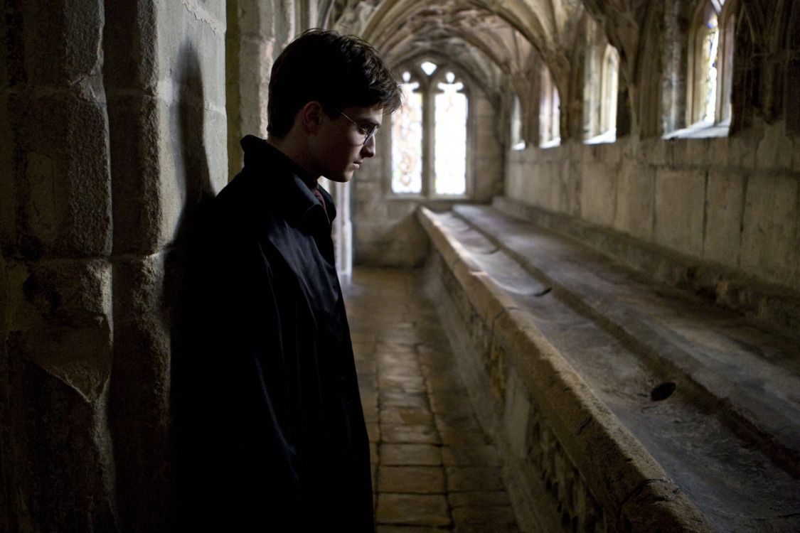 Homme en Manteau Noir Debout Sur Des Escaliers en Béton. Wallpaper in 2000x1333 Resolution