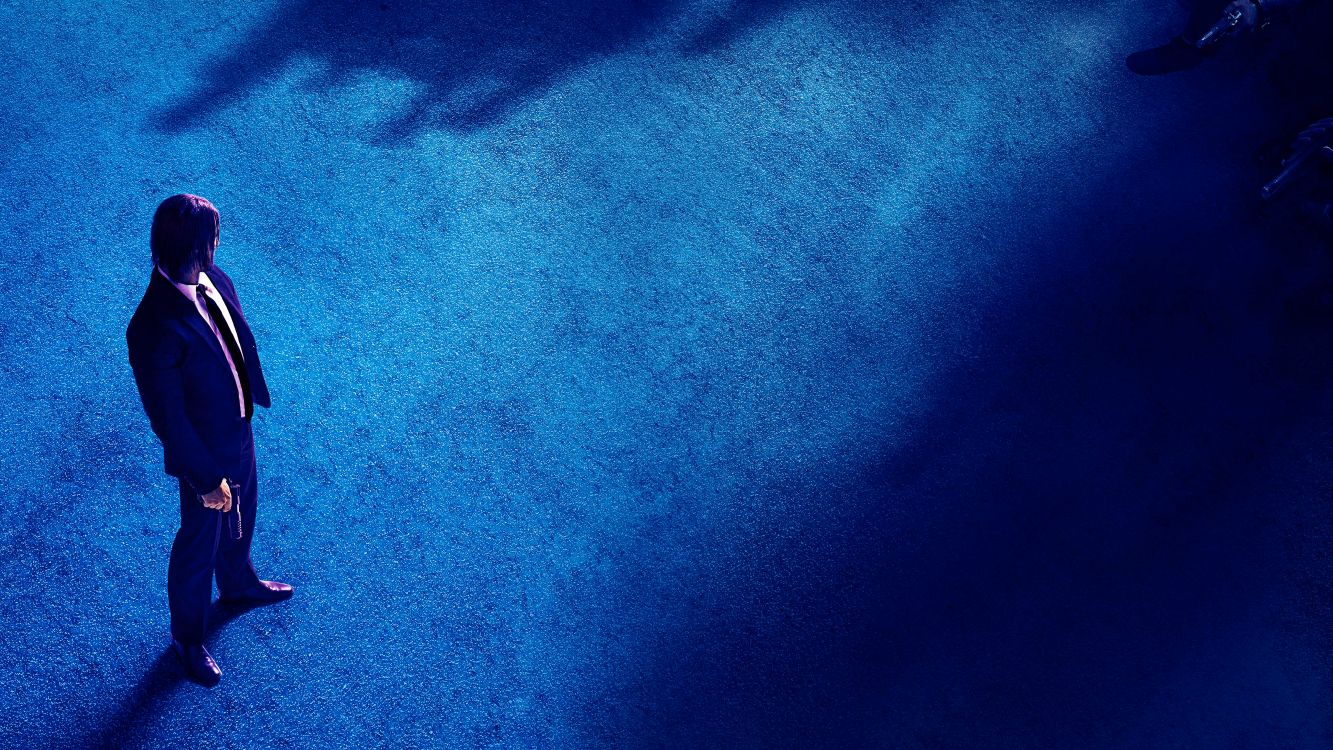 Blaues Textil Auf Braunem Holztisch. Wallpaper in 4050x2278 Resolution