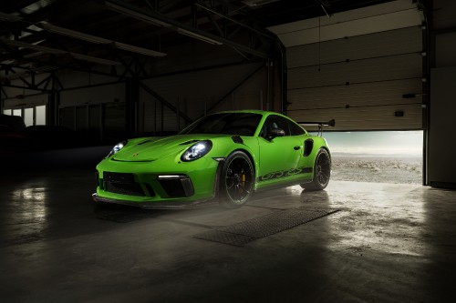 Image green porsche 911 parked in garage