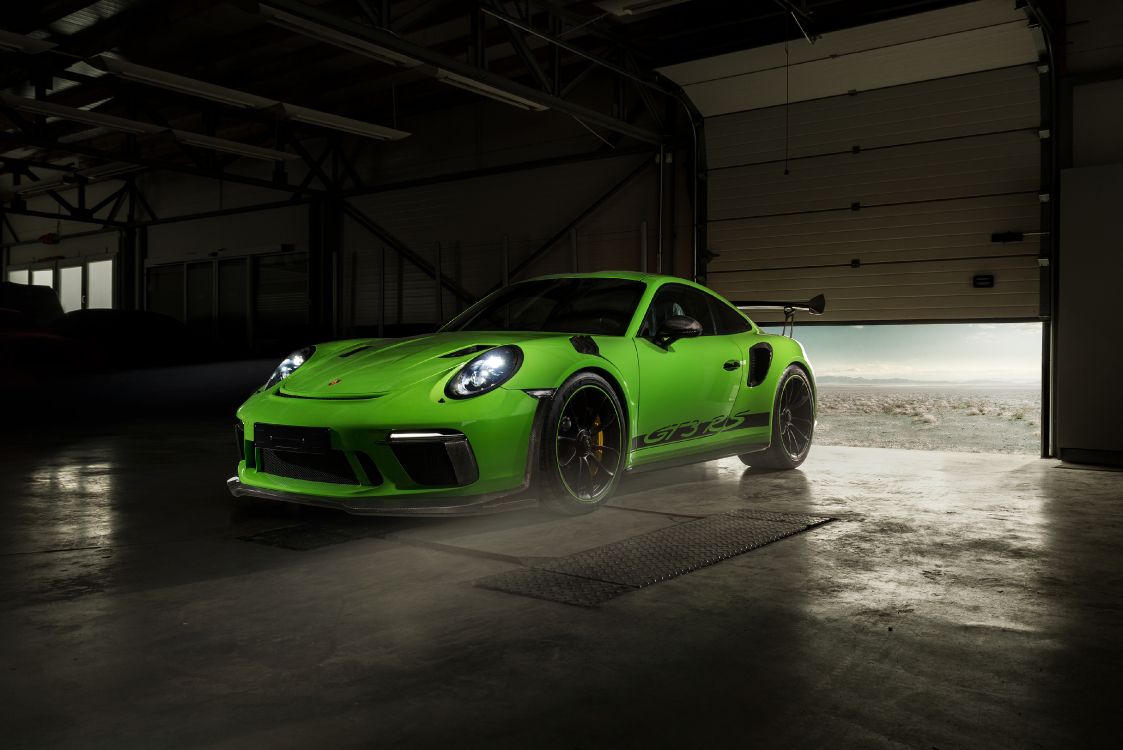 Porsche 911 Verde Estacionado en el Garaje. Wallpaper in 3840x2564 Resolution