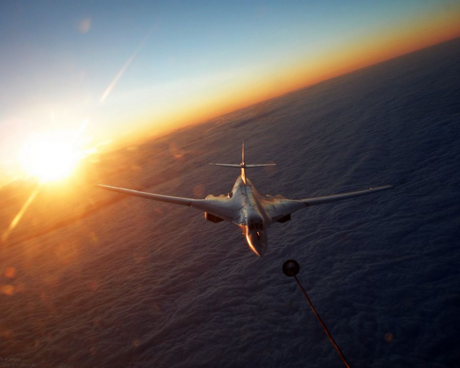 Weißes Flugzeug, Das Tagsüber Über Das Meer Fliegt. Wallpaper in 2560x2048 Resolution