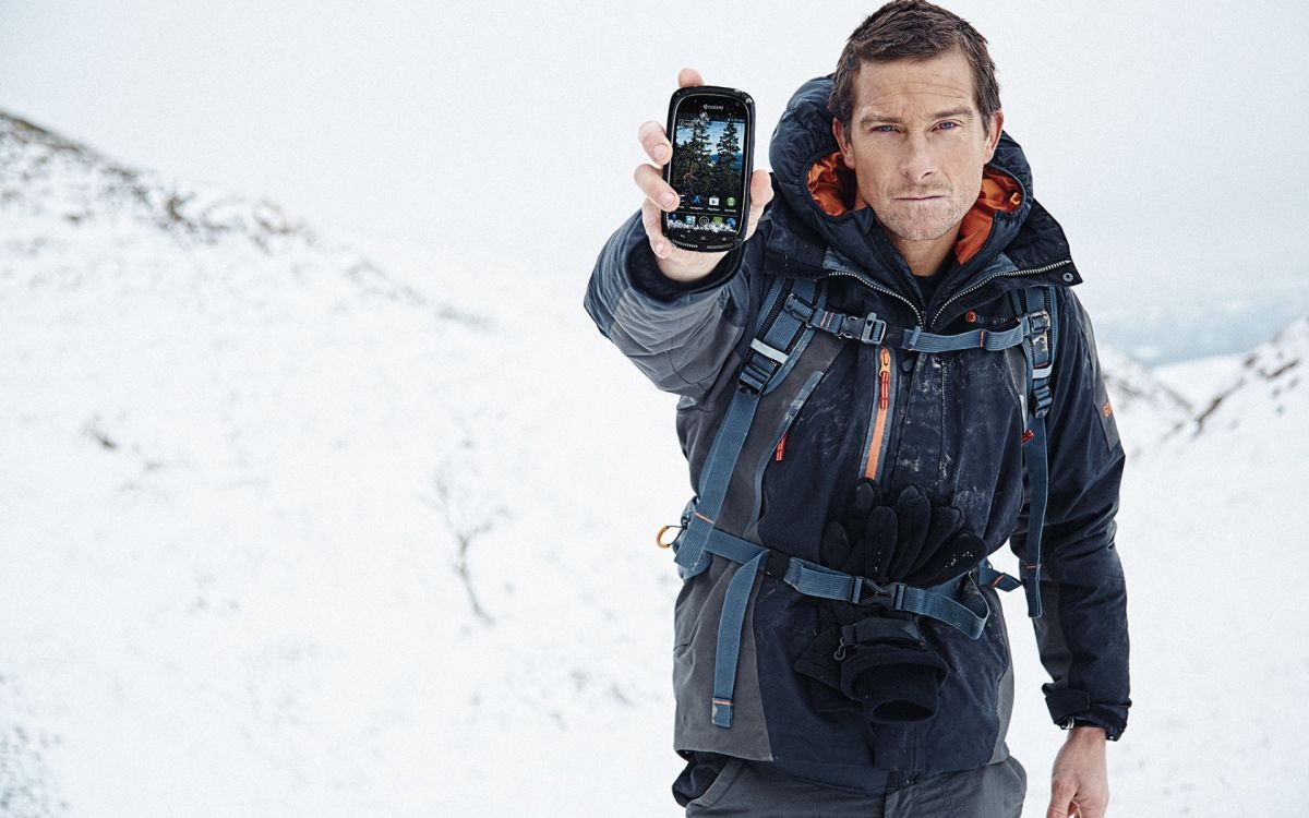 Hombre de Chaqueta Con Cremallera Negra y Roja Sosteniendo un Teléfono Inteligente Negro. Wallpaper in 1920x1200 Resolution