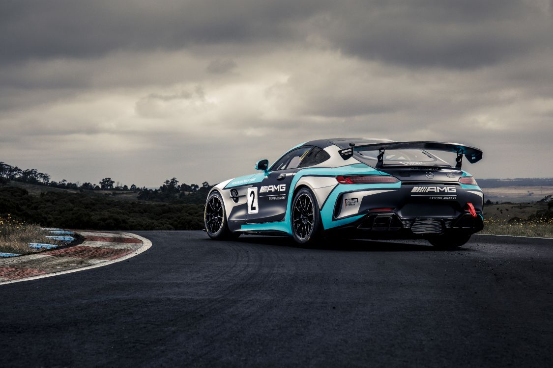 Azul y Blanco Bmw m 3 Coupe Sobre Carretera de Asfalto Negro Bajo el Cielo Nublado Gris. Wallpaper in 8688x5792 Resolution