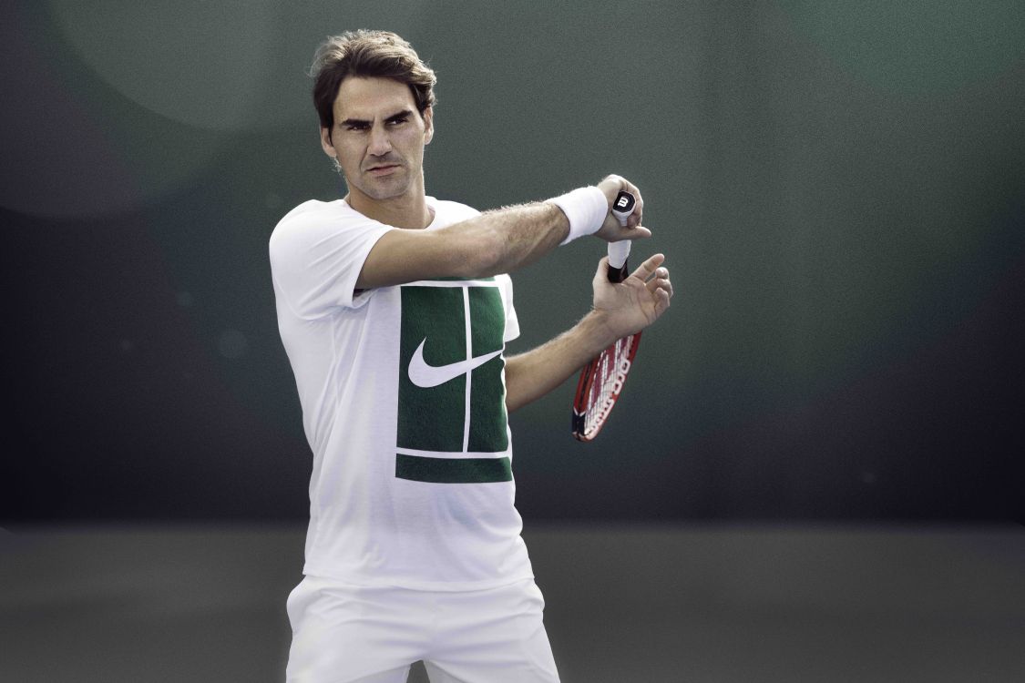 Mann im Grün-weißen Nike-Jersey-Shirt Mit Rot-weißem Tennisschläger. Wallpaper in 14400x9600 Resolution