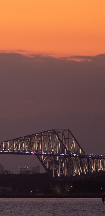 Image white metal bridge over the sea during sunset